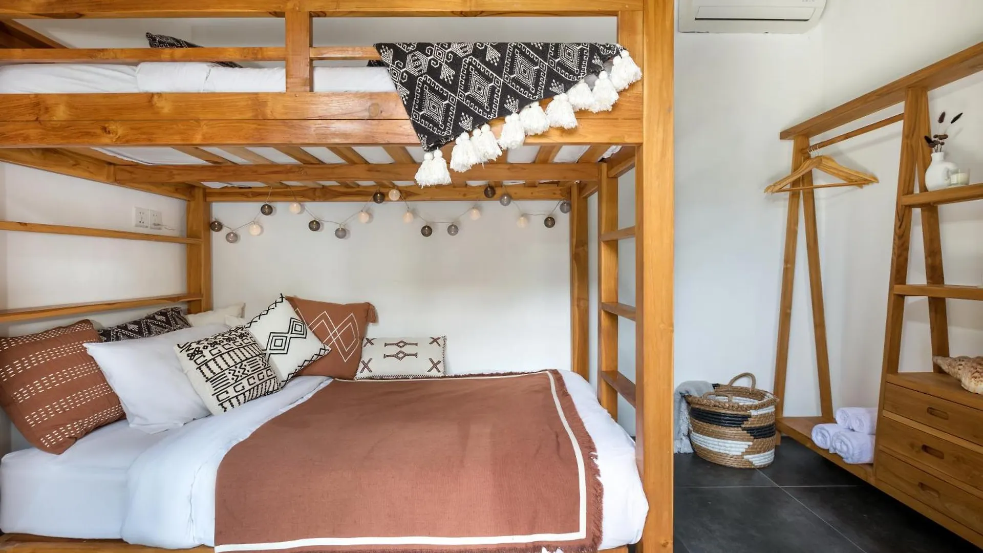 Unicorn Shelter Villa Seminyak 0*,